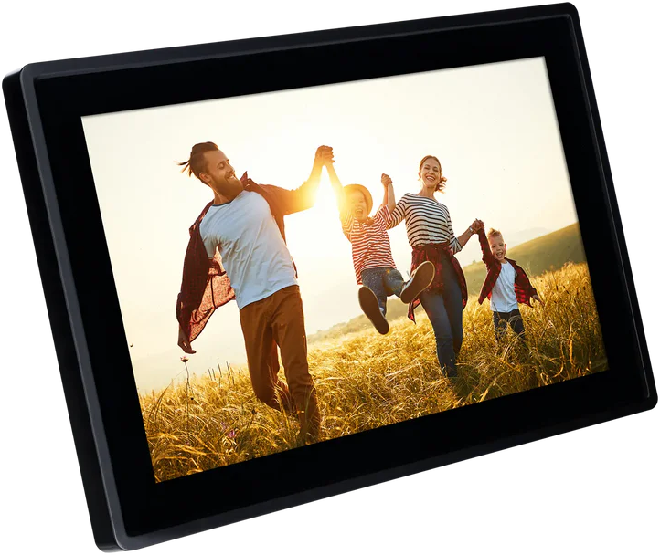 Un cadre photo numérique affichant une famille se tenant la main dans un champ au coucher du soleil.