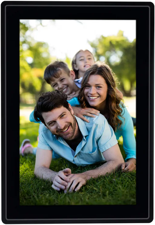 Portrait de famille dans un cadre : parents et deux enfants, souriant dans un parc.