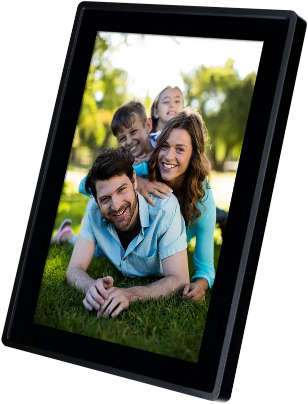 Portrait de famille dans un cadre photo numérique. Parents souriants avec enfants sur l'herbe.