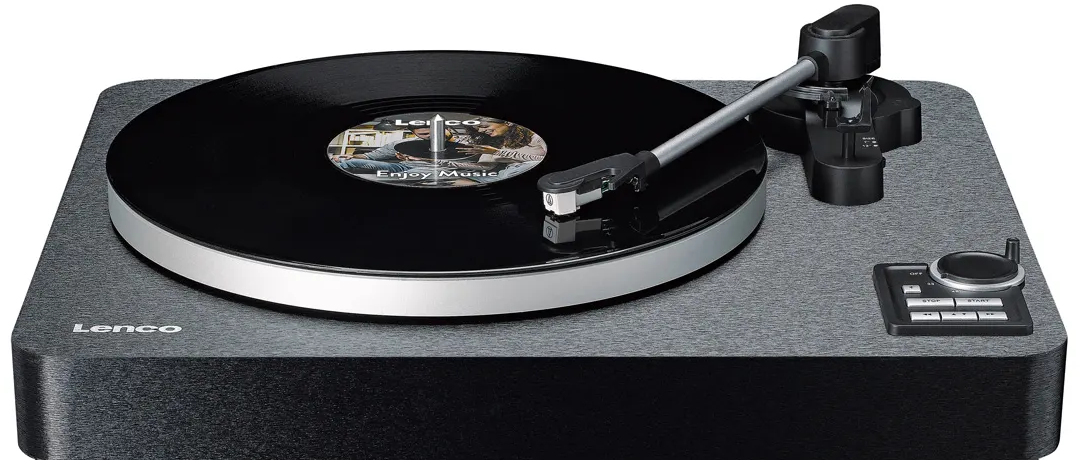 Platine vinyle avec disque noir, bras de lecture et panneau de commande. Surface grise.