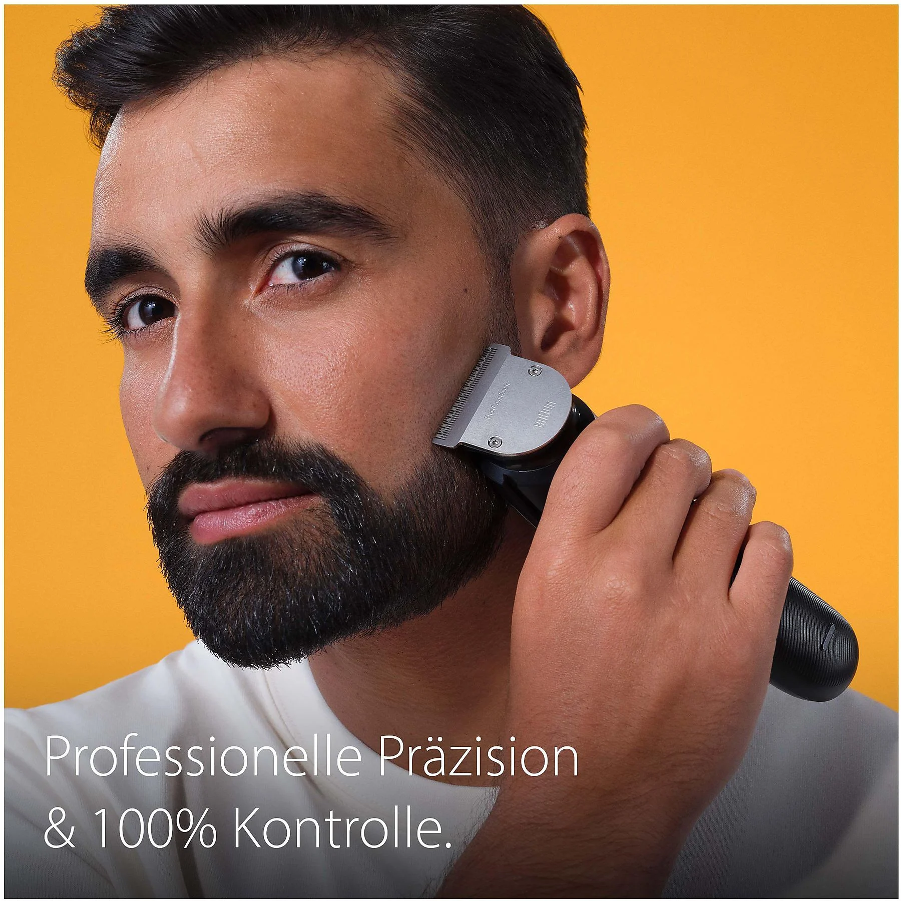 Ein Mann rasiert seinen Bart mit einem schwarzen Trimmer. Der Hintergrund ist ein helles Orange.