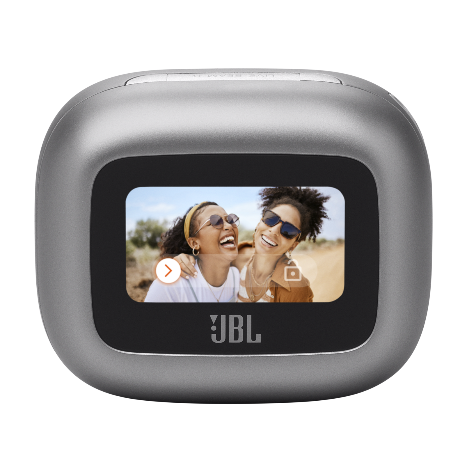 Gümüş JBL kamera cihazı, iki gülen kadın ve bir JBL logosu içeren bir ekran gösteriyor.