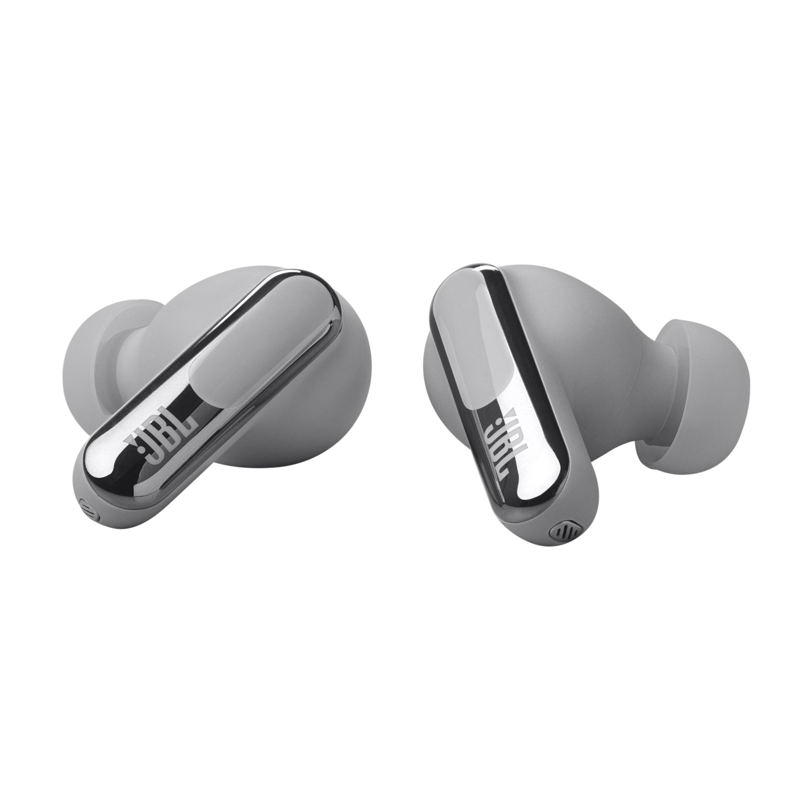 Siyah bir arka plan üzerinde iki gri ve gümüş JBL kulaklık. JBL logosu her iki kulaklıkta da görülebilir.