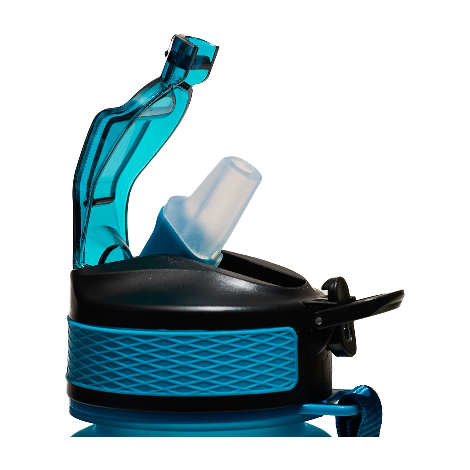 Primo piano di una bottiglia d'acqua blu con coperchio aperto e boccaglio bianco.