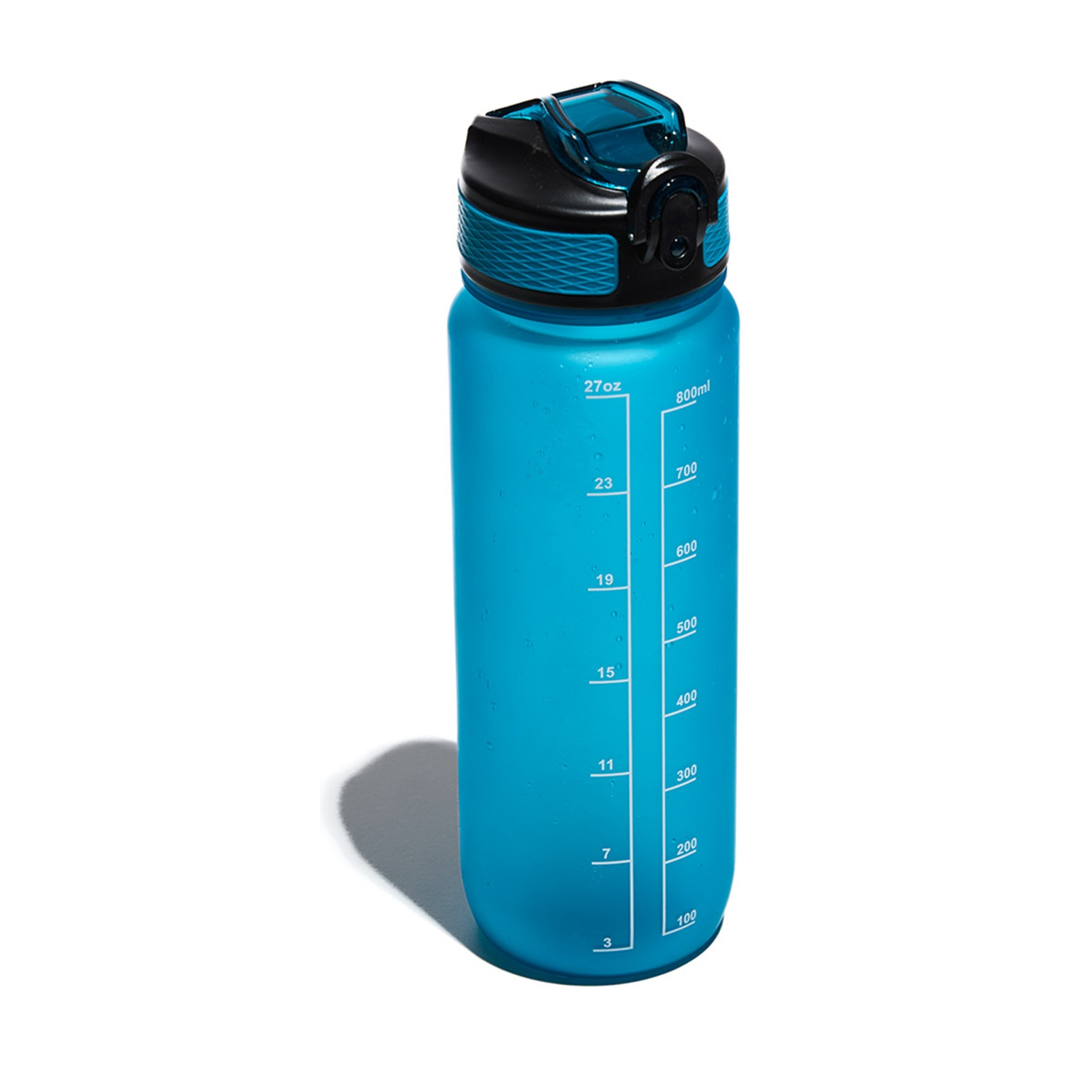 Una bottiglia d'acqua blu con tappo nero. Ha segni di misurazione bianchi sul lato.