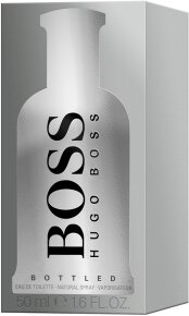 Boss Bottled parfumdoos. Zilveren flesafbeelding met zwarte BOSS-tekst op witte doos.