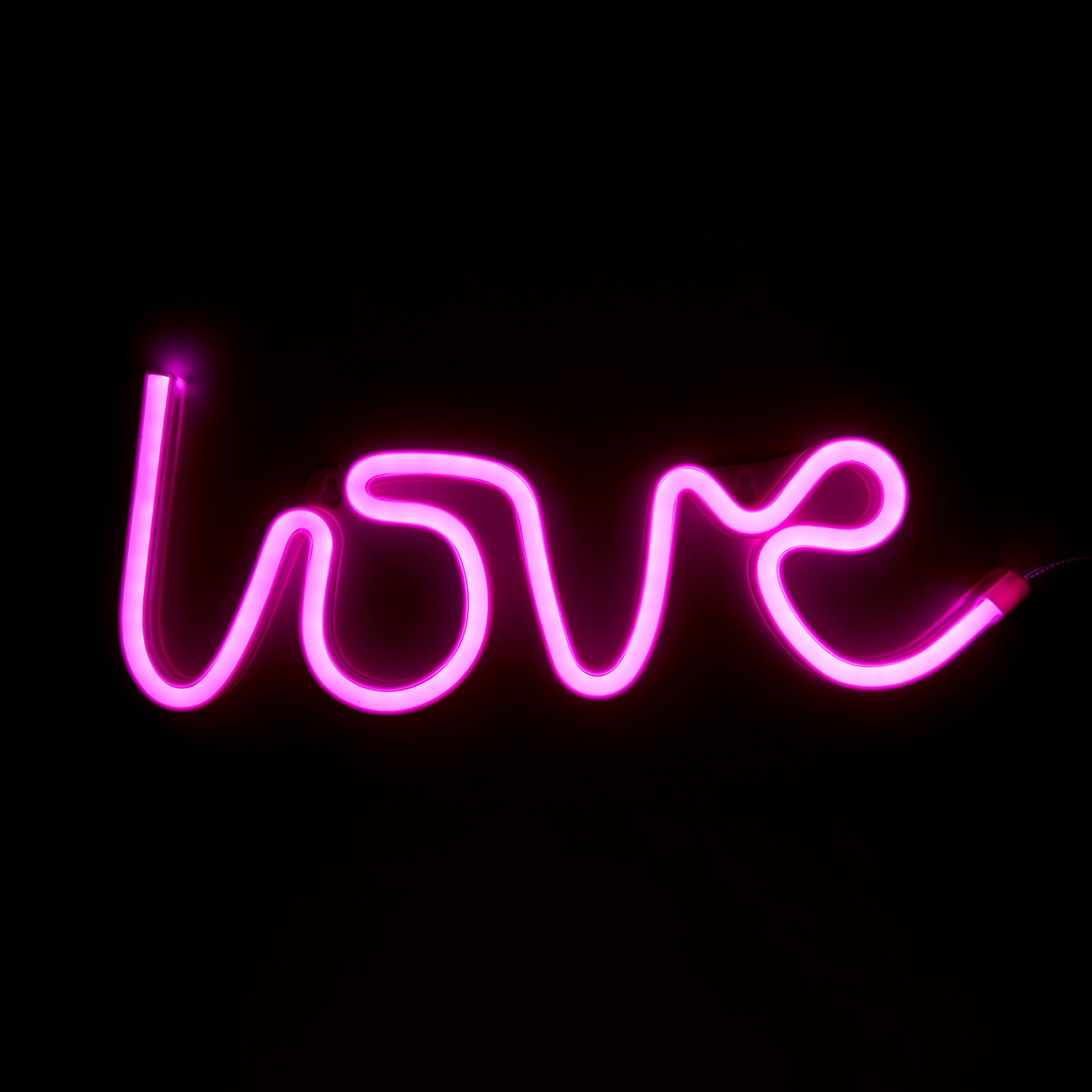Un'insegna al neon rosa con la parola 'love' su sfondo nero.