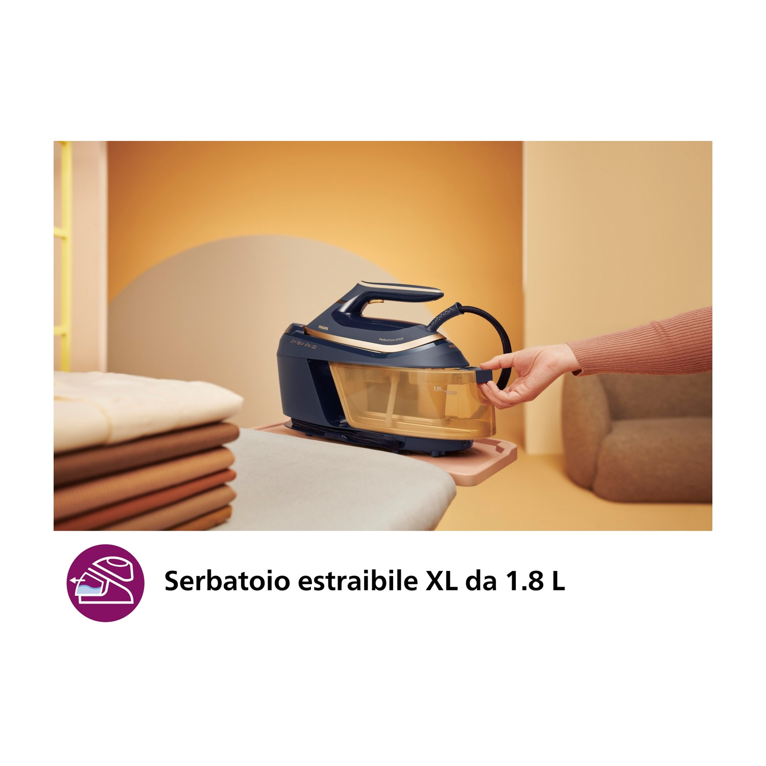 Un ferro da stiro e un asse da stiro con una mano che tiene il ferro. Il ferro è blu.