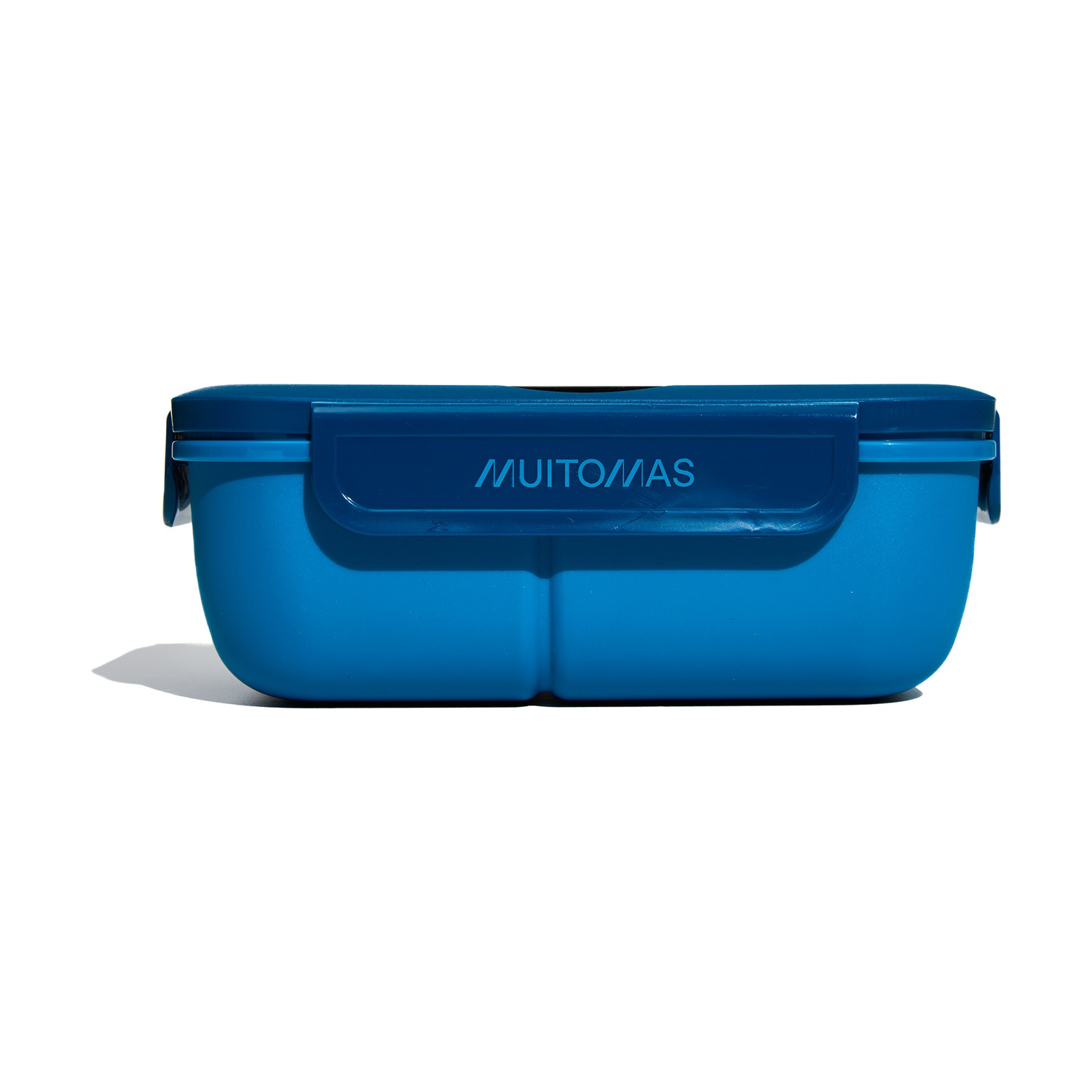 Un portapranzo rettangolare blu con coperchio blu scuro e la scritta 'MUITO/MAS'.