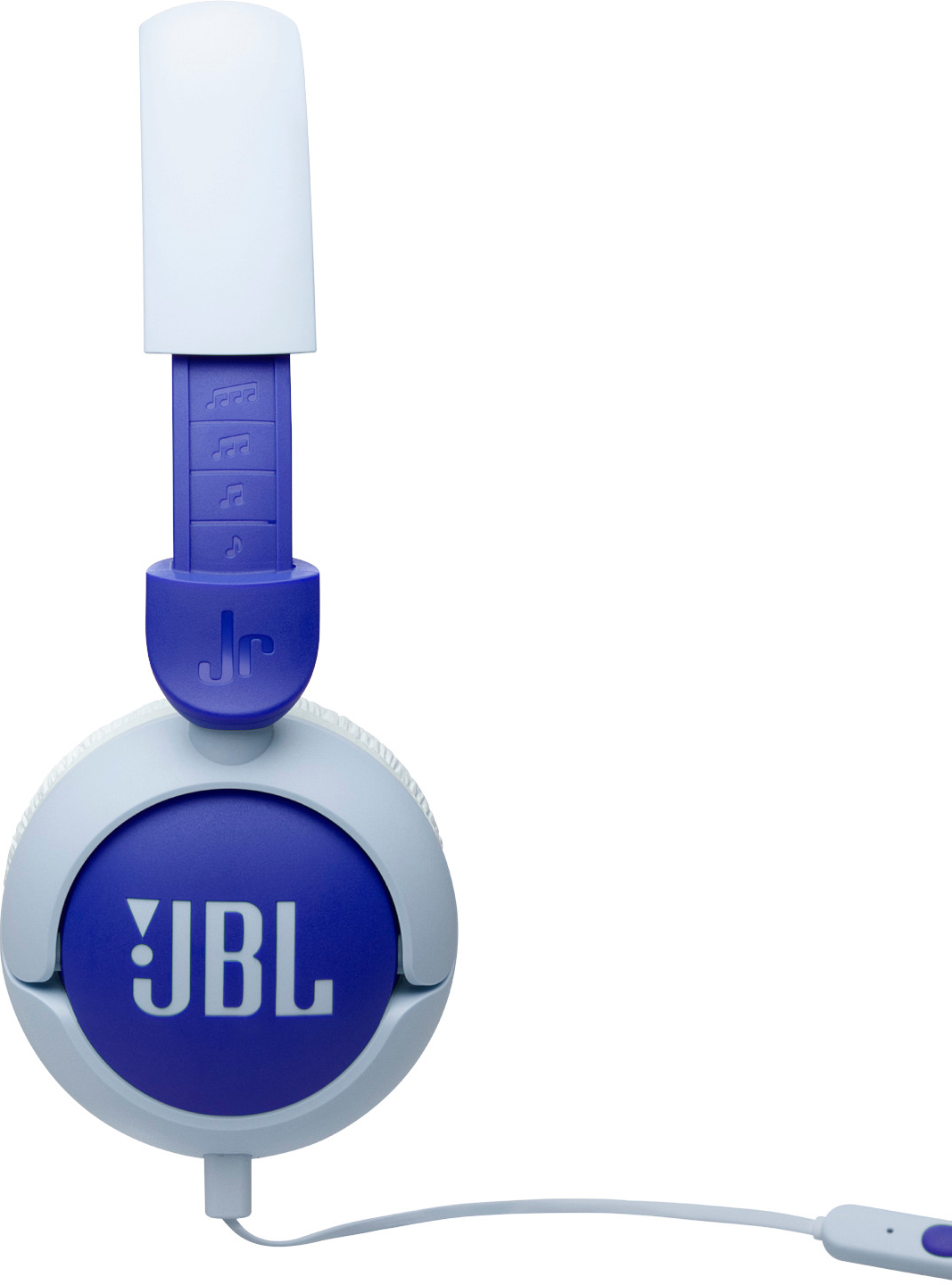 Weiß-blaue JBL Jr-Kopfhörer. Das JBL-Logo ist blau. Weißes Kabel erstreckt sich nach links.