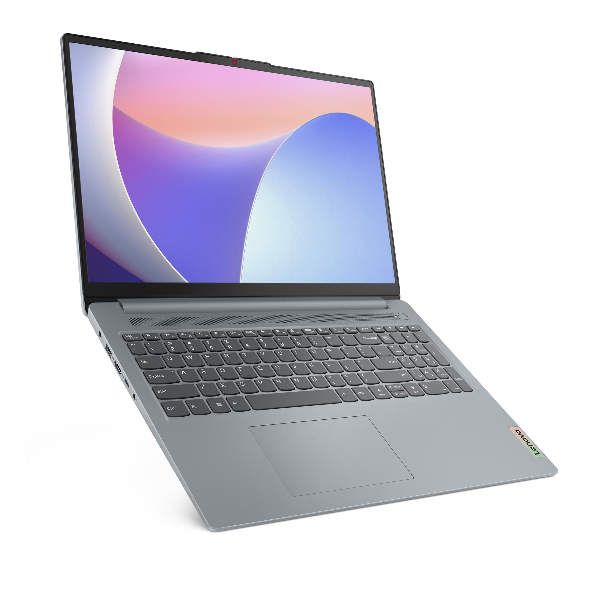 Laptop, geöffnet, schräge Ansicht. Silbernes Gehäuse, schwarze Tastatur.
