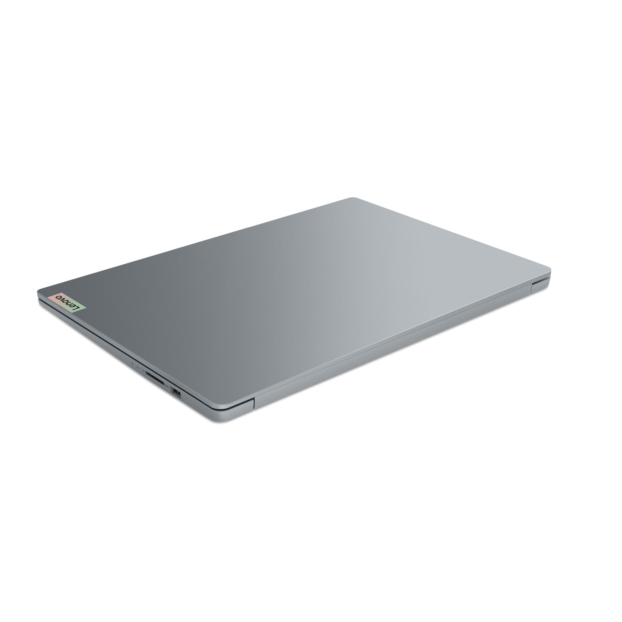 Ein geschlossener silberner Laptop auf weißer Oberfläche, mit dem Lenovo-Logo unten links.