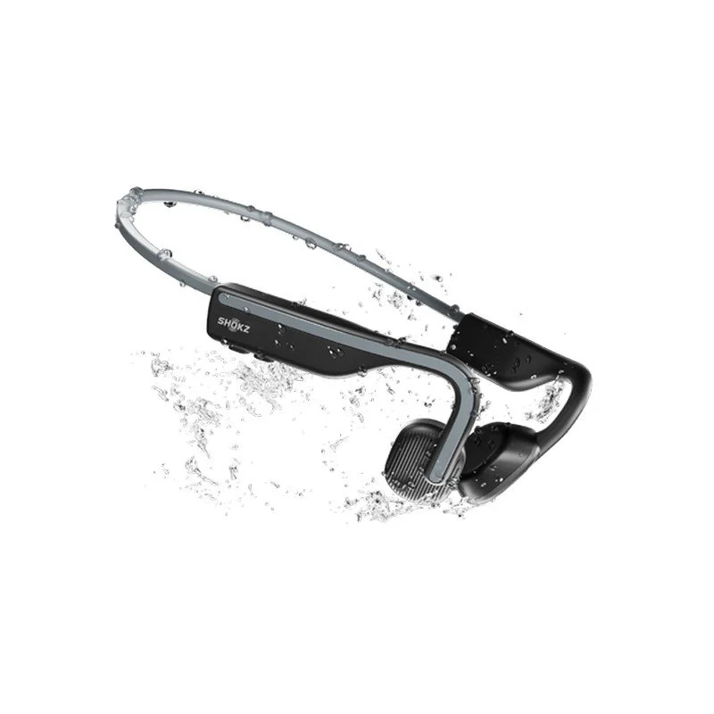 Auriculares de conducción ósea Shokz negros y grises con gotas de agua sobre fondo blanco.