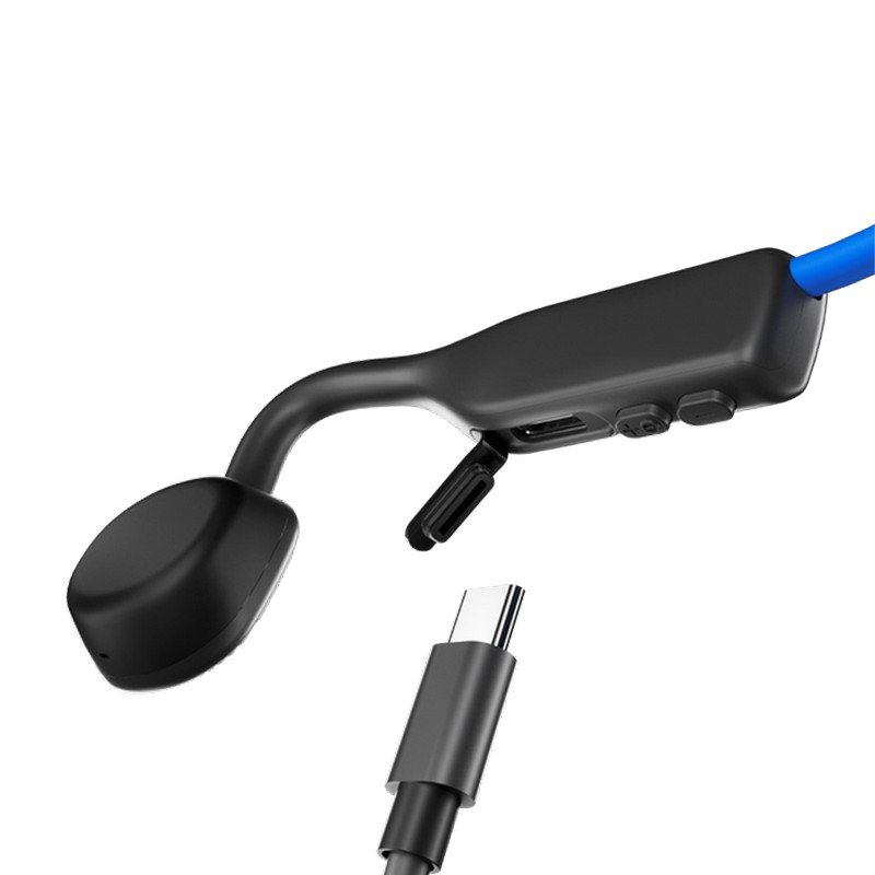 Auriculares de conducción ósea negros y azules con cable de carga. Fondo blanco.