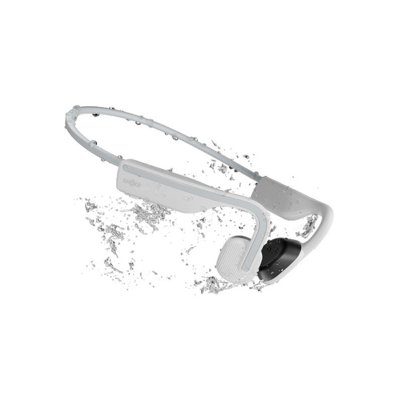 Auriculares de conducción ósea blancos y grises con gotas de agua sobre fondo blanco.