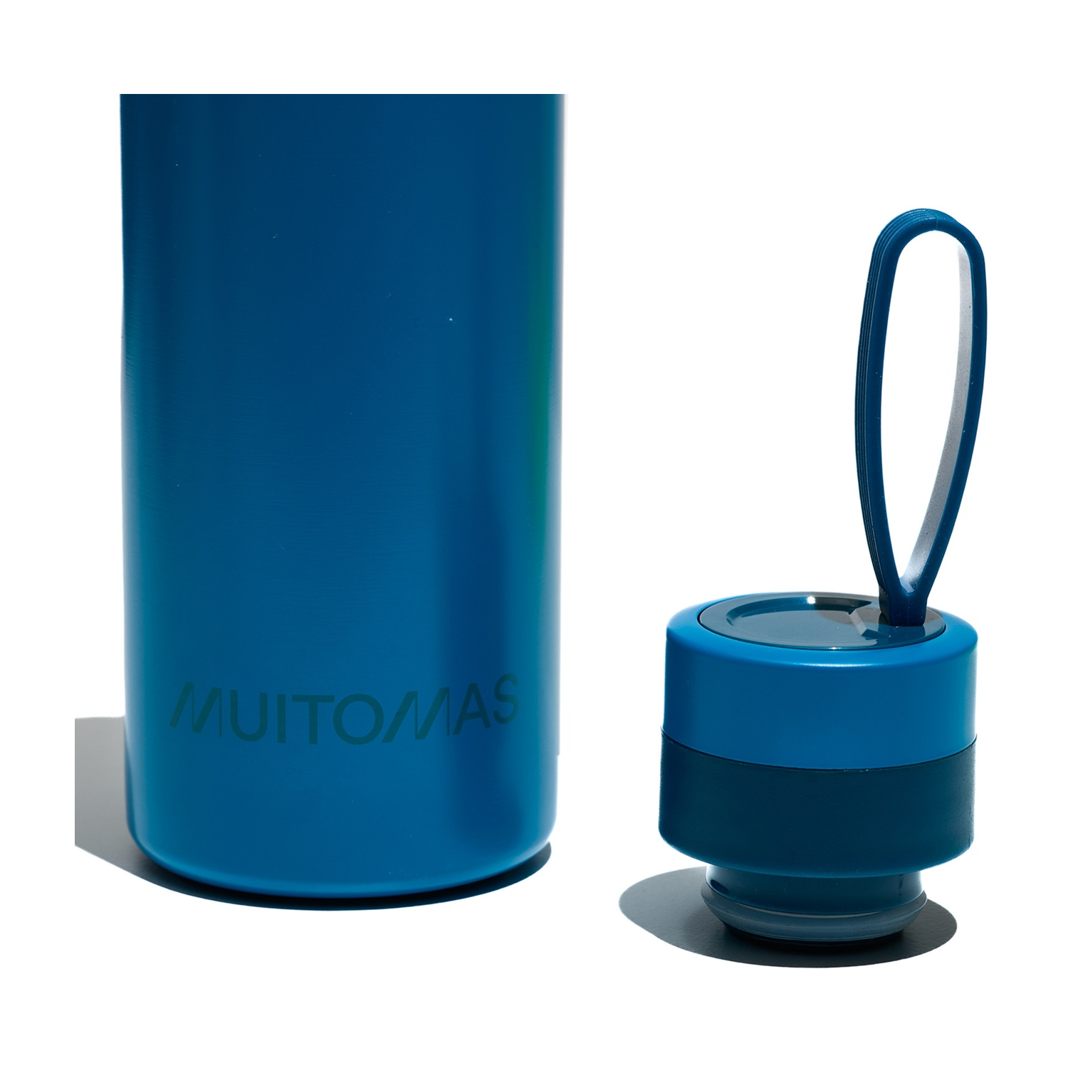 Borraccia blu e coperchio staccato. Bottiglia cilindrica, coperchio blu scuro con maniglia ad anello.