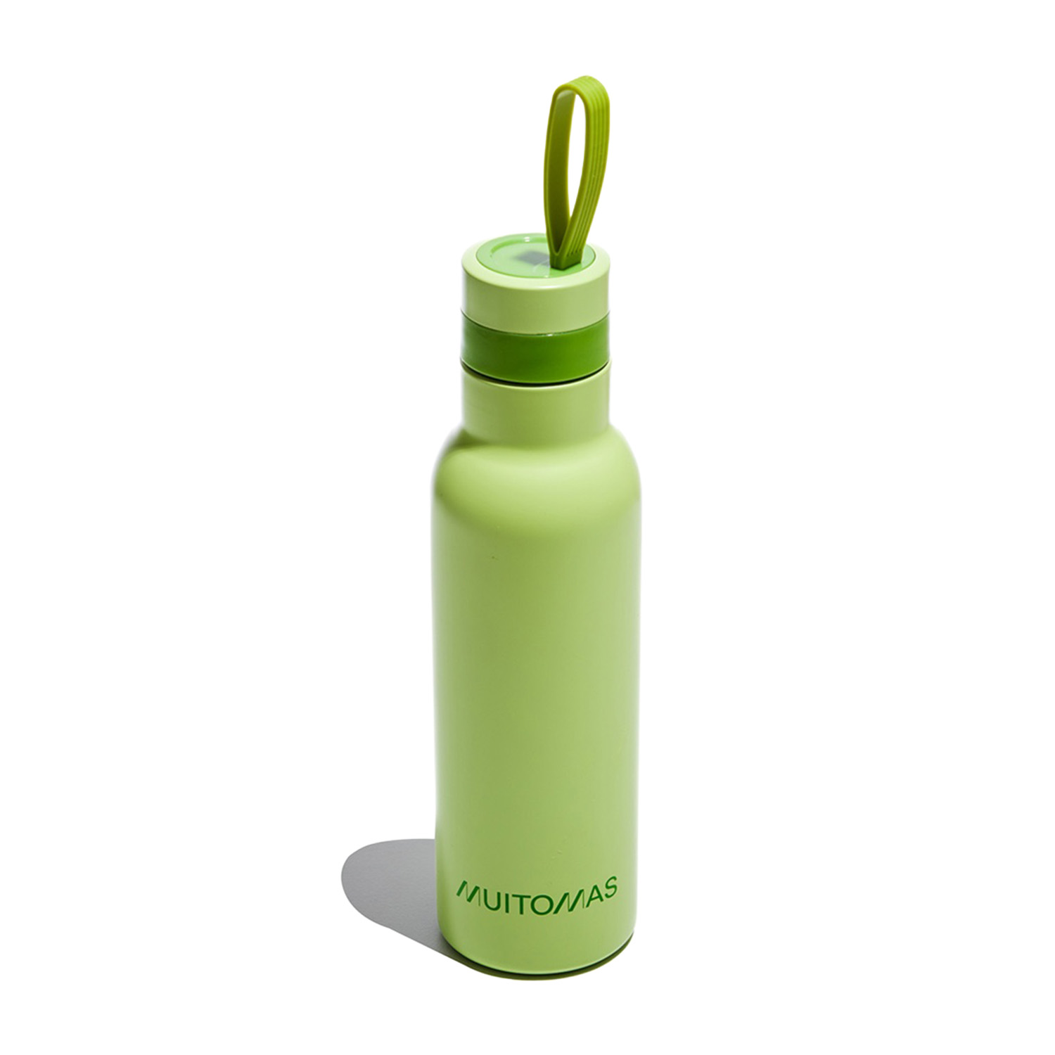 Una borraccia verde con manico ad anello verde e la scritta 'MUITO MAS' in basso.