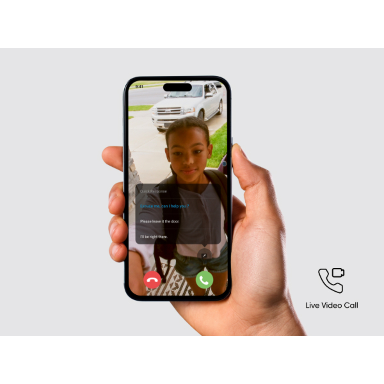 Personne tenant un téléphone avec une interface d'appel vidéo. Voiture visible à l'écran. Fond blanc.