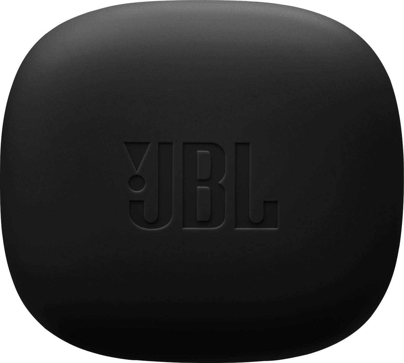 Una custodia di ricarica nera e arrotondata con il logo JBL in rilievo sulla parte superiore. La custodia è chiusa.