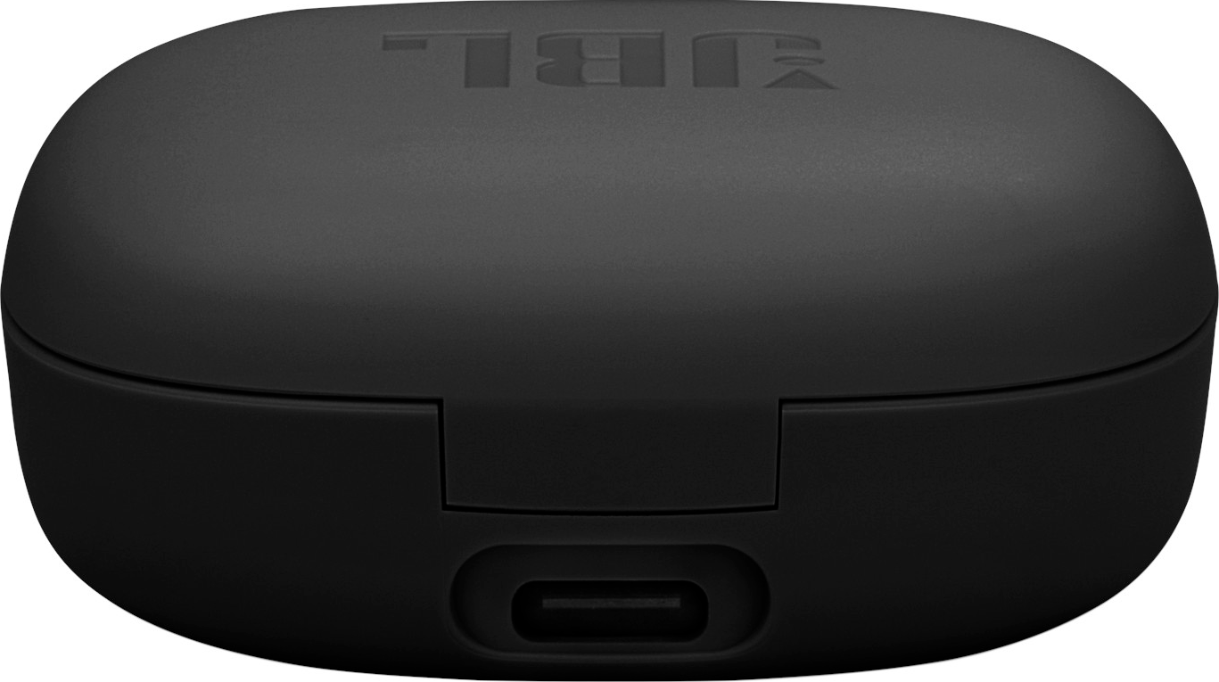 Custodia di ricarica JBL nera con porta USB-C. La custodia è chiusa. Logo JBL visibile.