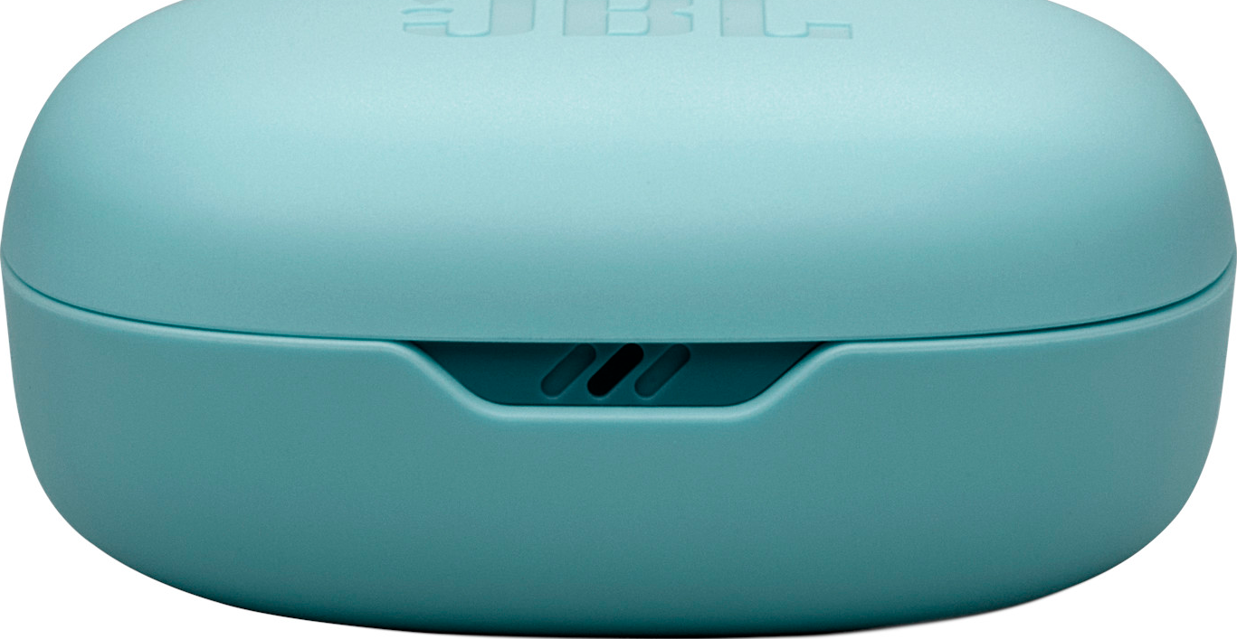 Una custodia per auricolari color turchese. La custodia è chiusa, con il logo JBL.