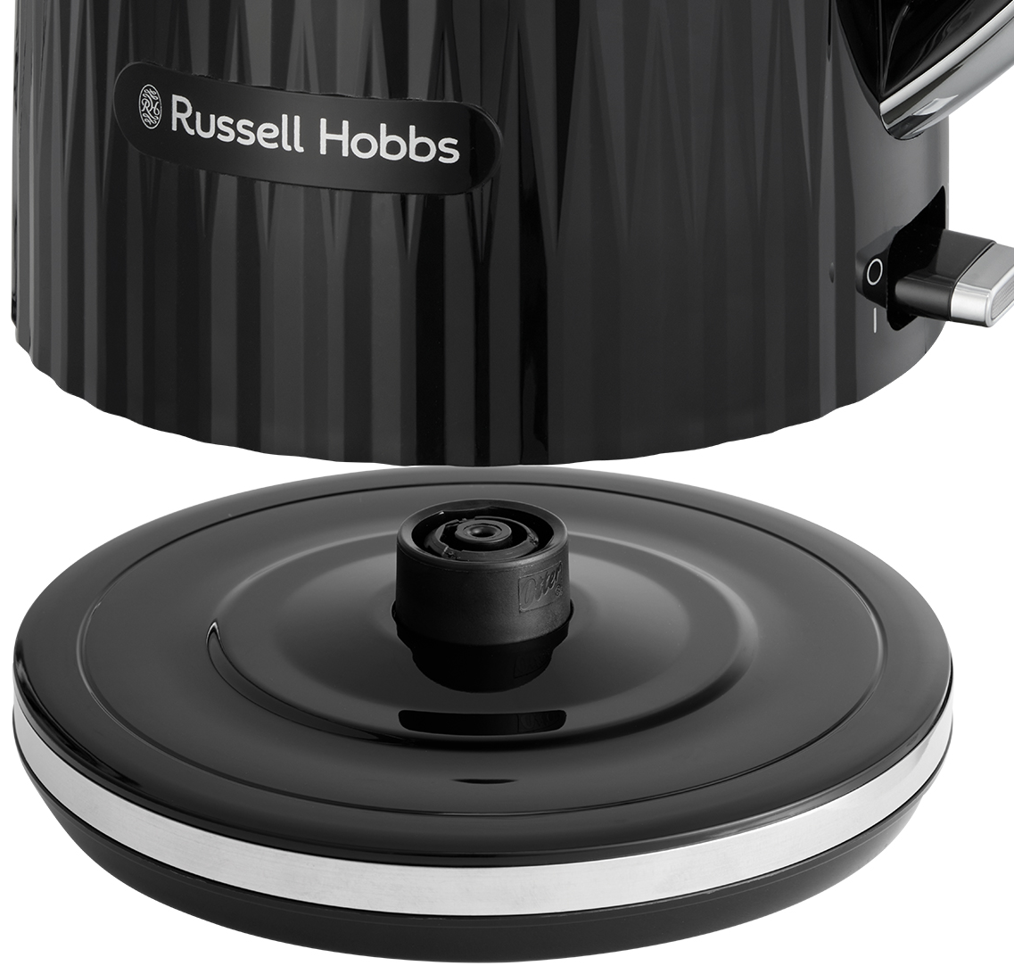 Közelkép egy fekete vízforralóról és fedőről, a Russell Hobbs logóval.