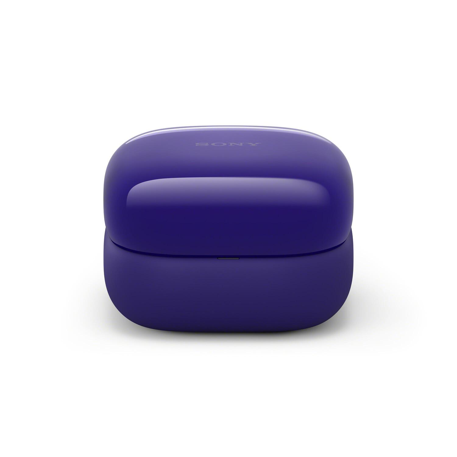 Gros plan d'un étui d'écouteurs violet fermé sur une surface blanche.
