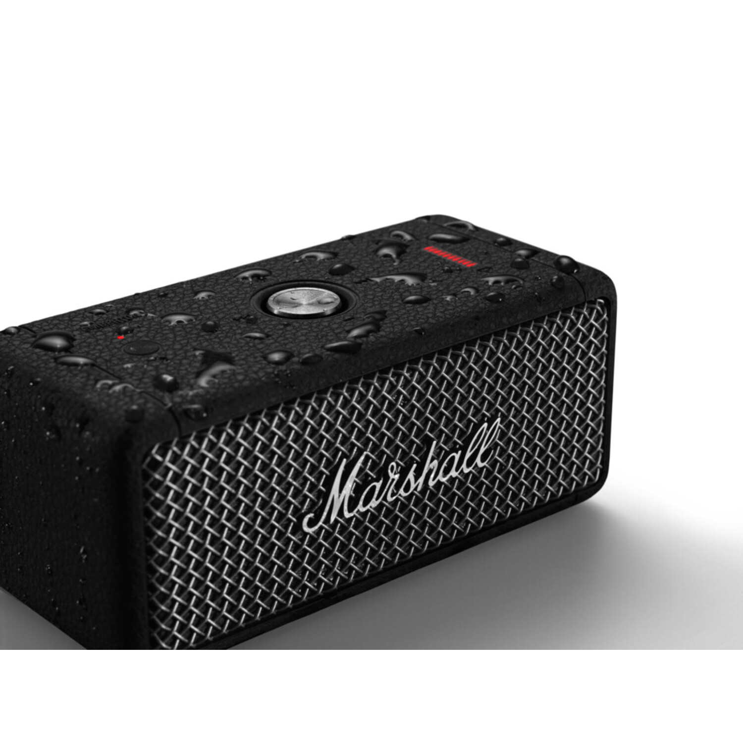 Een zwarte Marshall-luidspreker met waterdruppels erop en het Marshall-logo.