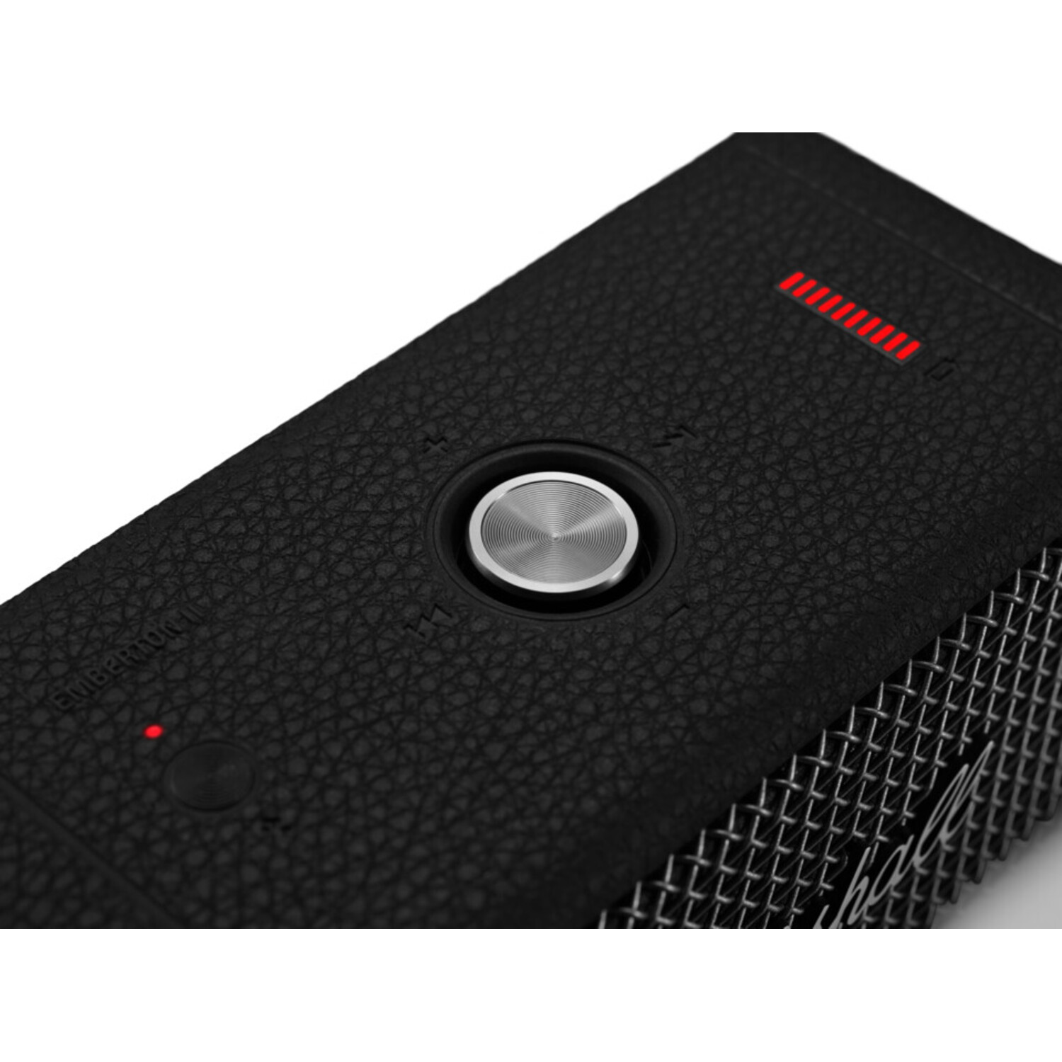 Zwarte speaker met een aan/uit-knop en een rode batterij-indicator.
