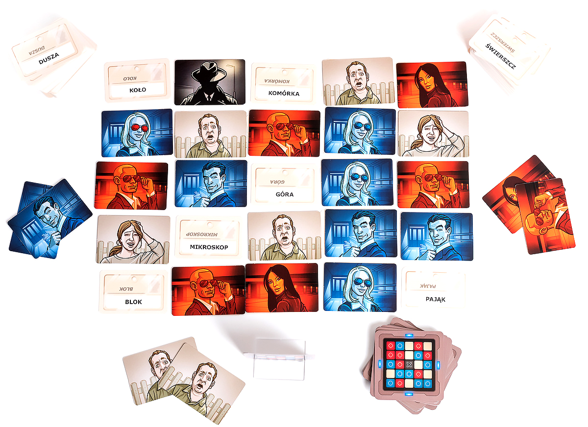 Gra planszowa z kartami do gry. Karty zawierają ilustracje twarzy i słowa po polsku.