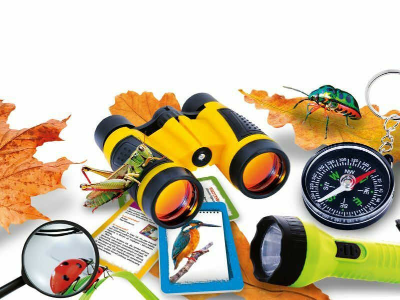 Zestaw do eksploracji na świeżym powietrzu dla dzieci: lornetka, kompas, lupa, owady i liście.