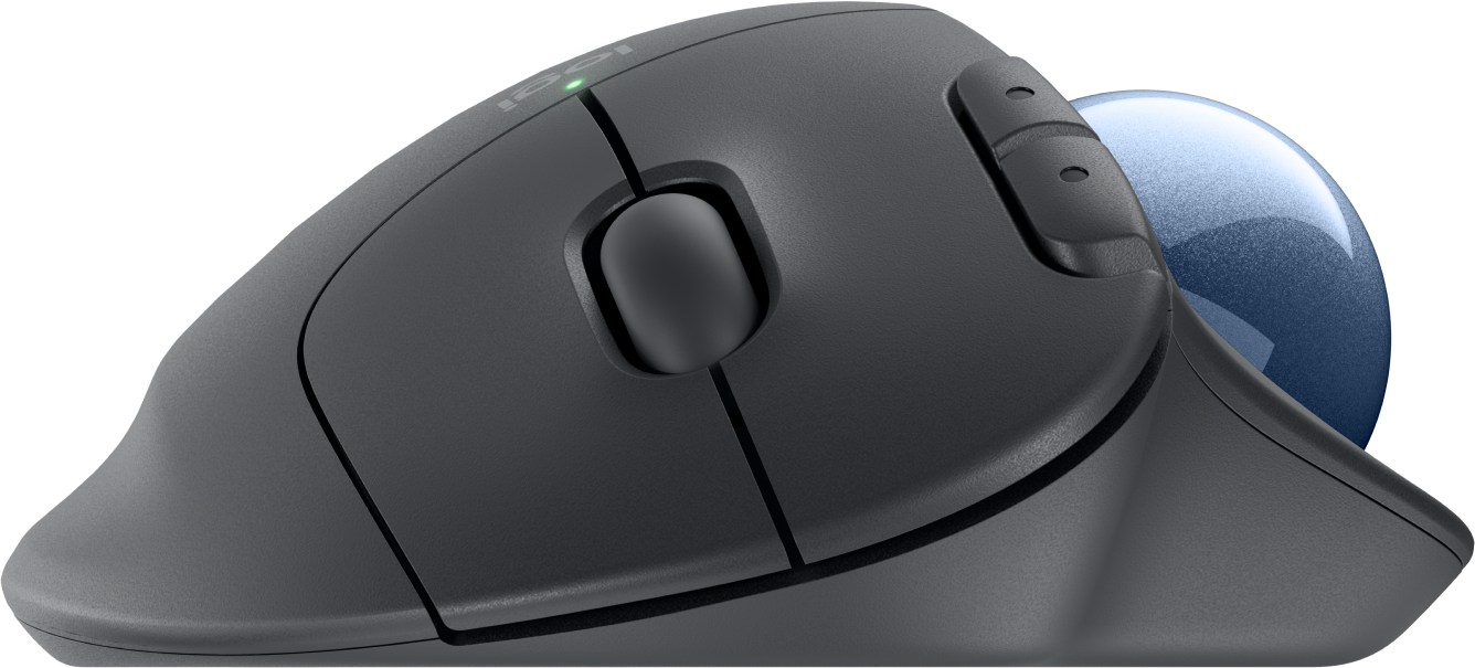 Une souris trackball Logitech gris foncé, vue latérale. Une boule bleue est visible sur le côté.