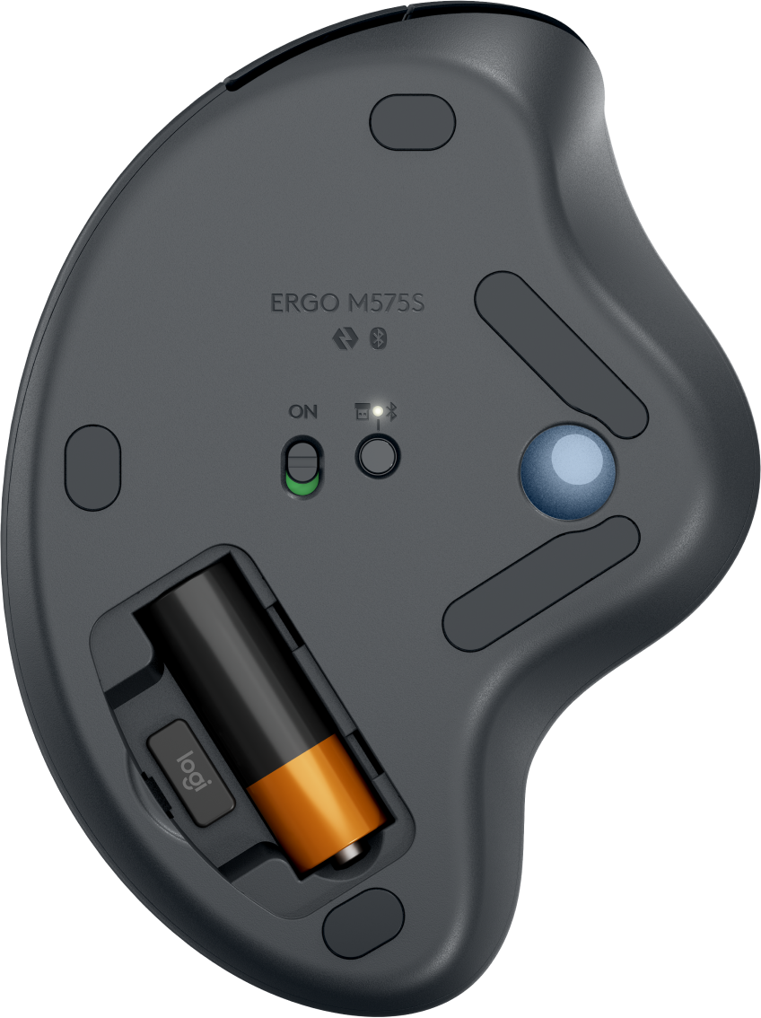 Le dessous d'une souris Logitech Ergo M575S. Une batterie est visible.