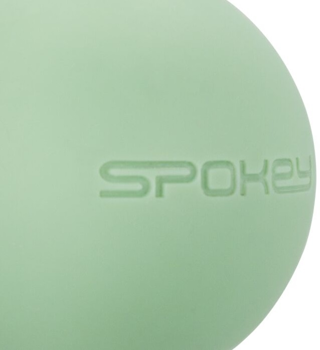 Jasnozielona kula z wytłoczonym napisem 'SPOKEY' na powierzchni. Kula umieszczona na białym tle.