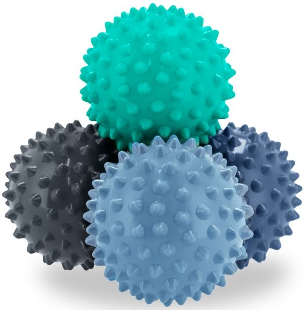Pięć kolczastych piłek do masażu w kolorze turkusowym, szarym i niebieskim, ułożonych w kształt piramidy. Białe tło z miękkim cieniem.