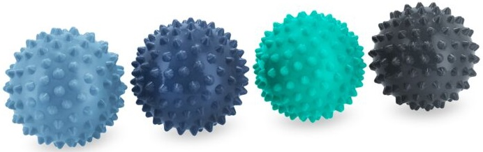 Cztery kolczaste piłki do masażu w kolorze niebieskim, granatowym, turkusowym i szarym. Leżą na białej powierzchni.