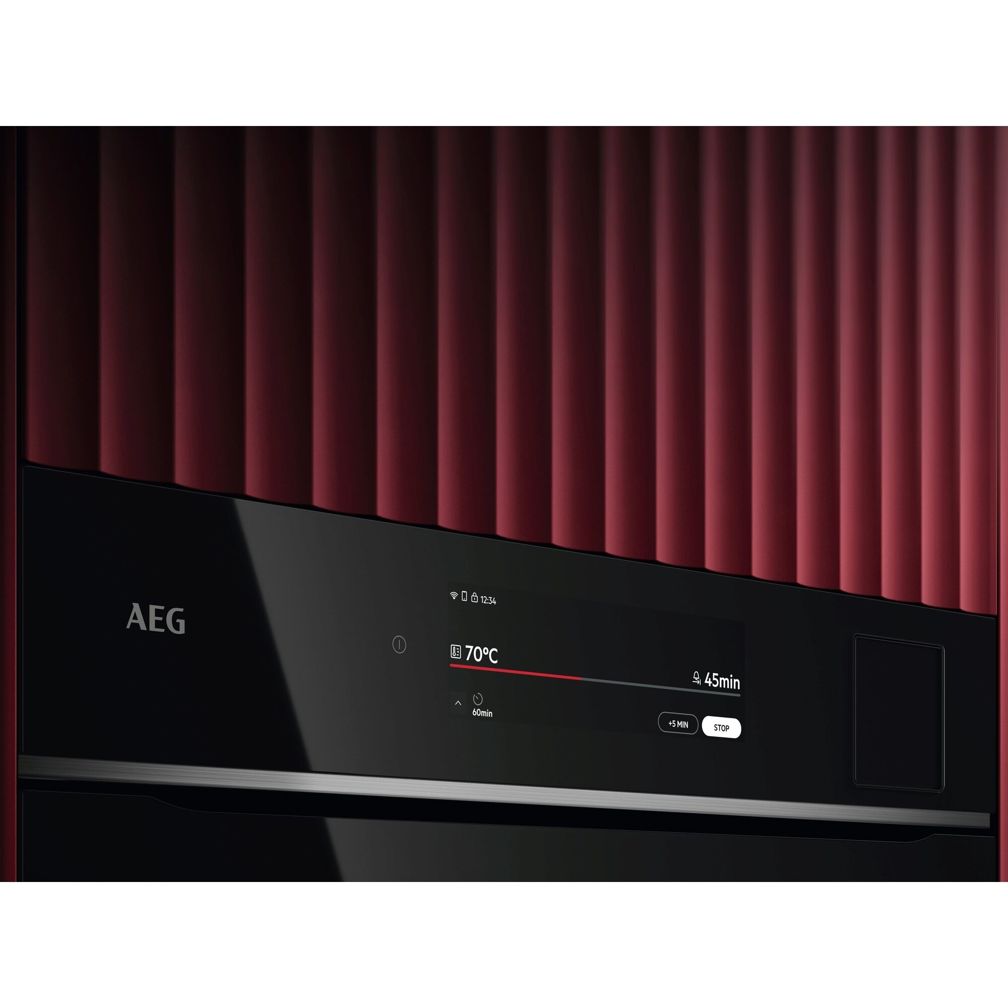 Schwarzer AEG-Ofen mit digitalem Display, das Einstellungen anzeigt. Roter Hintergrund.