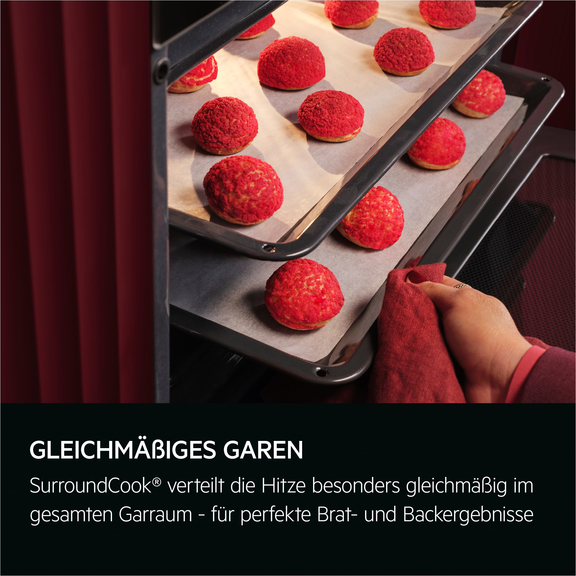 Ofen mit roten Gebäckstücken auf einem Backblech.