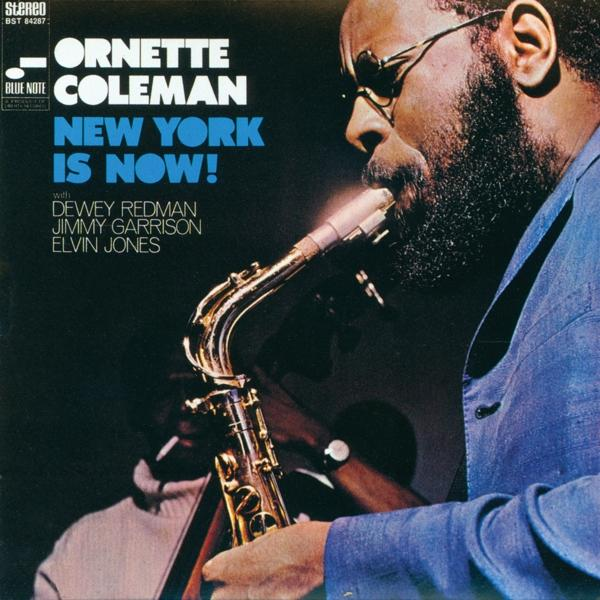 Albumhoes voor Ornette Coleman's 'New York Is Now!' met een muzikant die saxofoon speelt.