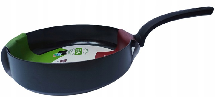 Czarna patelnia z czarnym uchwytem. Zielone i czerwone etykiety papierowe.