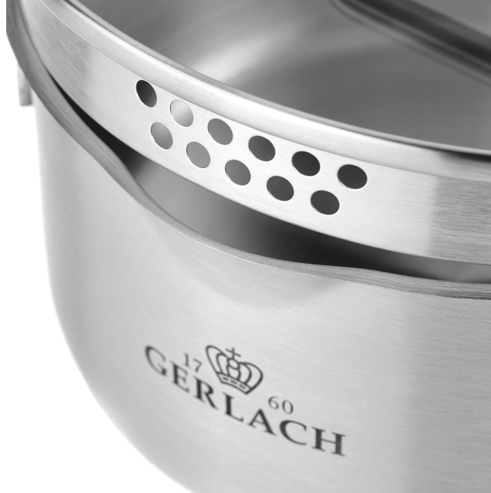 Zbliżenie garnka ze stali nierdzewnej z pokrywką i uchwytem.