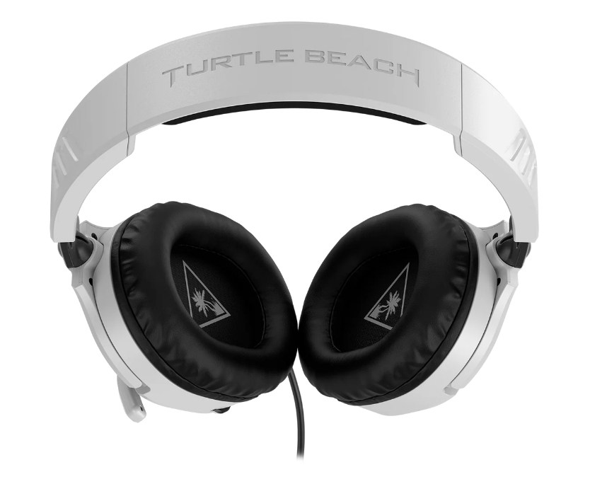 Biały zestaw słuchawkowy Turtle Beach. Nauszne są czarne, a pałąk ma nazwę marki.