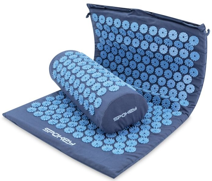 Zestaw maty i poduszki do akupresury. Niebieska mata i cylindryczna poduszka z niebieskimi plastikowymi kolcami. Widoczne logo 'Spokey'.