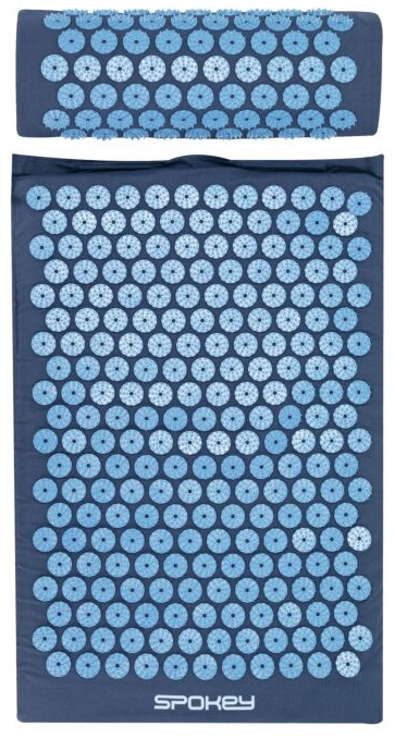 Zestaw maty i poduszki do akupresury. Ciemnoniebieska tkanina z jasnoniebieskimi, okrągłymi punktami nacisku. Widoczna marka 'Spokey'.