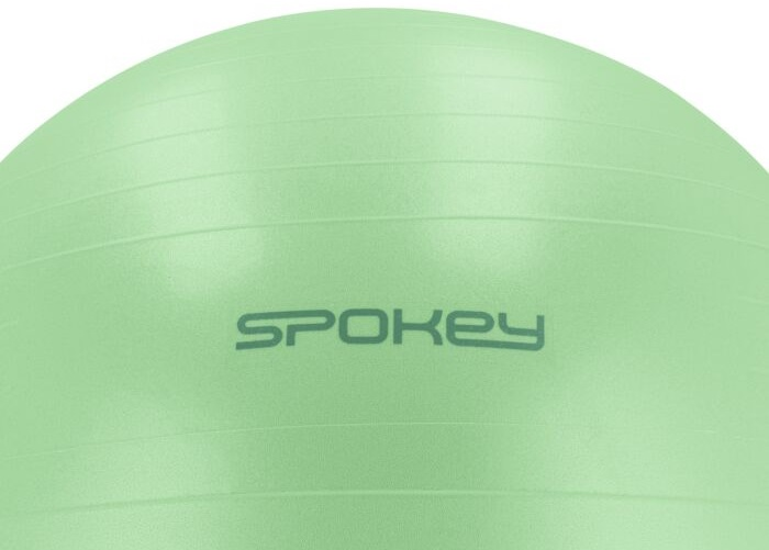 Jasnozielona piłka fitness z wytłoczonym logo Spokey i poziomymi liniami.