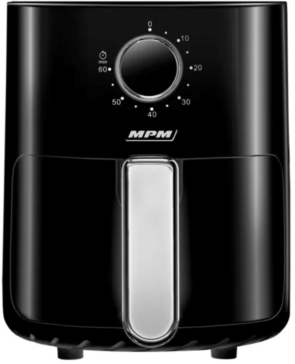 Czarna frytkownica powietrzna z uchwytem, pokrętłem i wyświetlaczem cyfrowym.