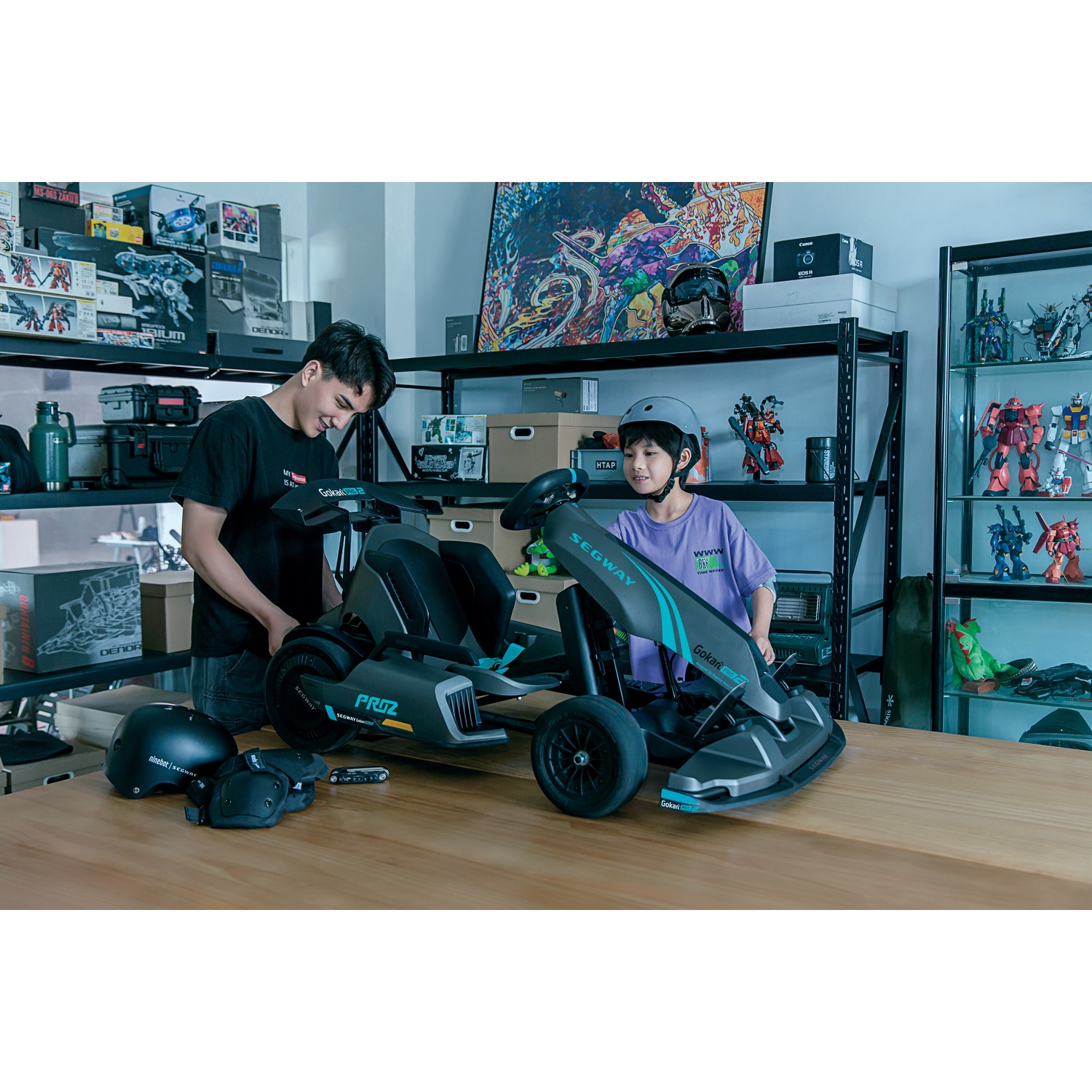 Due persone che si preparano a usare un go-kart Segway al chiuso.