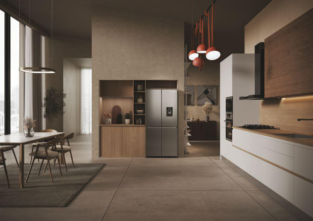 Moderne Küche mit Kühlschrank und Tisch.
