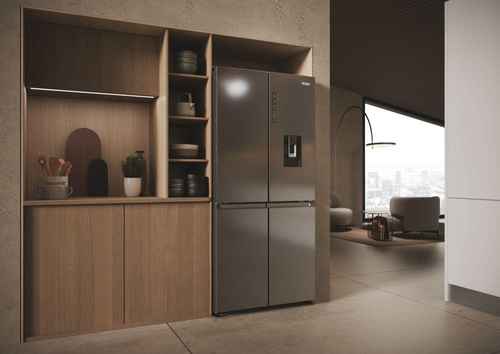 Moderne Küche mit Kühlschrank, Schränken und einer Holz-Arbeitsplatte mit eingebautem Gerät.