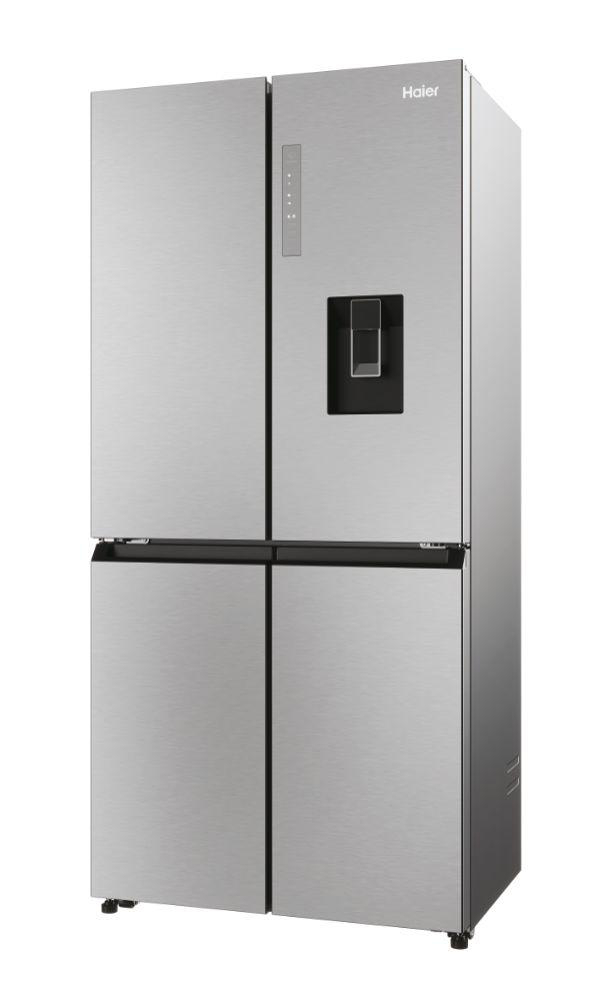 Ein Edelstahl-Kühlschrank von Haier mit vier Türen, einem Spender und einer Digitalanzeige.